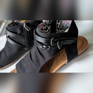 Blowfish Black Malibu Yoga Sandals Sz8